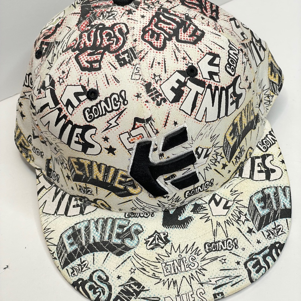 ETNIES GRAFFITI GRAPHIC HAT CAP WHITE & BLACK 210 FITTED FLEXFIT 7 1/4 7 5/8
